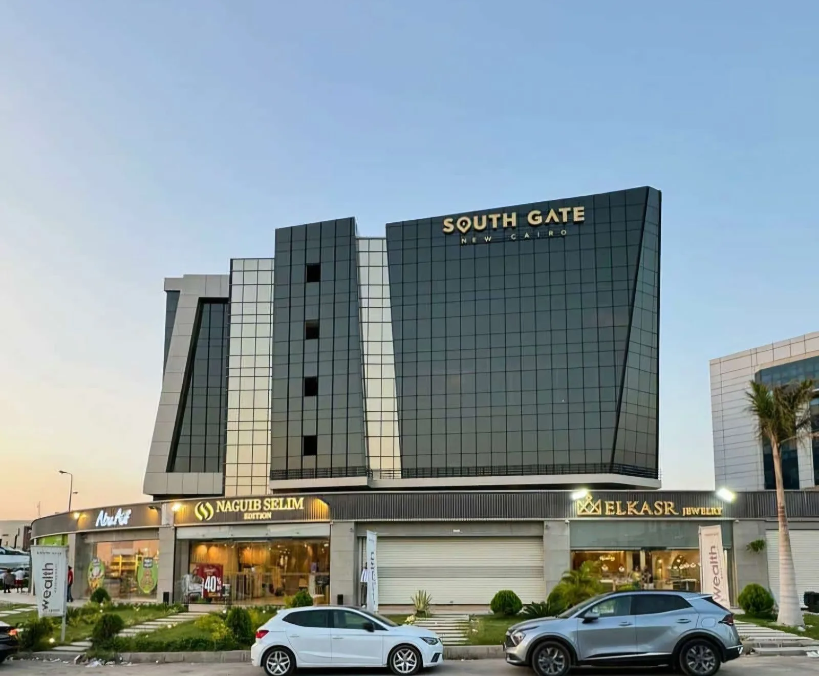 استلام فوري على التسعين الجنوبي: مكتبك الإداري في South Gate من Wealth