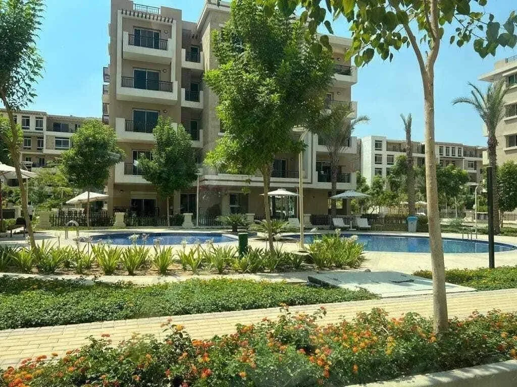 شقة للبيع في كمبوند تاج سيتي – القاهرة الجديدة | 3 غرف على طريق السويس أمام مطار القاهرة الدولي