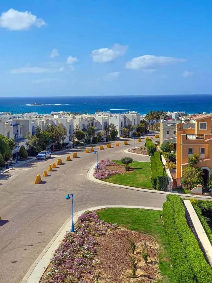 شاليه 4 غرف للبيع في Plage الساحل الشمالي مع روف خاص | ماونتن فيو بقسط 10 سنوات